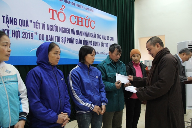 Phật giáo huyện Tam Đảo tặng quà 'Tết vì người nghèo và nạn nhân chất độc da cam' 