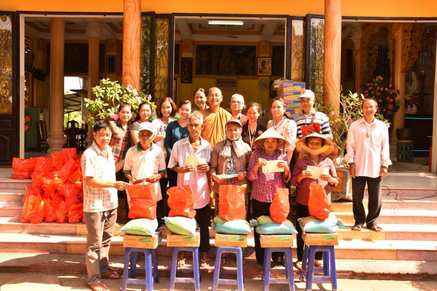 Sài Gòn: Tịnh xá Đại Quang tặng quà tết cho hộ nghèo 