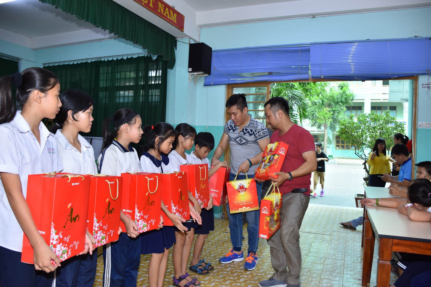 Sài Gòn: Đội nhóm từ thiện tặng quà lớp học tình thương Thiện Duyên 
