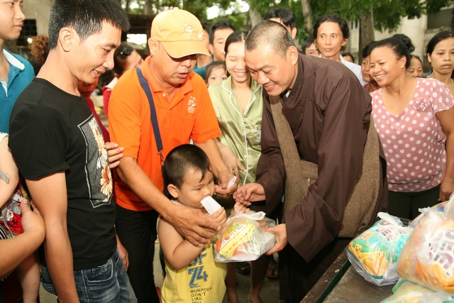Ngày Quốc tế thiếu nhi chùa Bửu Châu thăm tặng quà bệnh nhi  