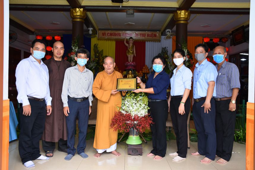 Bình Chánh: Chính quyền huyện Bình Chánh đến thăm chùa Phước Ân 