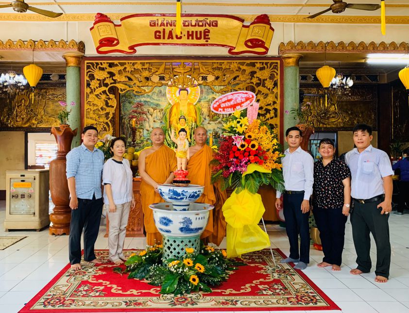 Quận 6: Đại diện các cấp chánh quyền phường 12, quận 6 chúc mừng Đại Lễ Phật đản tại tịnh xá Lộc Uyển