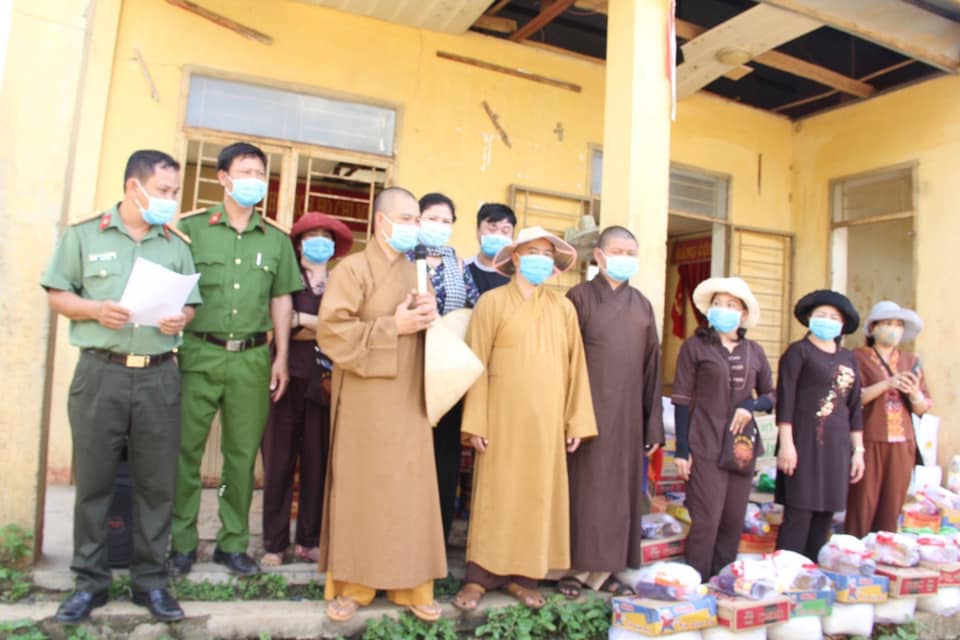 Video: Tặng quà tại vùng dịch bạch hầu Đắk Glong