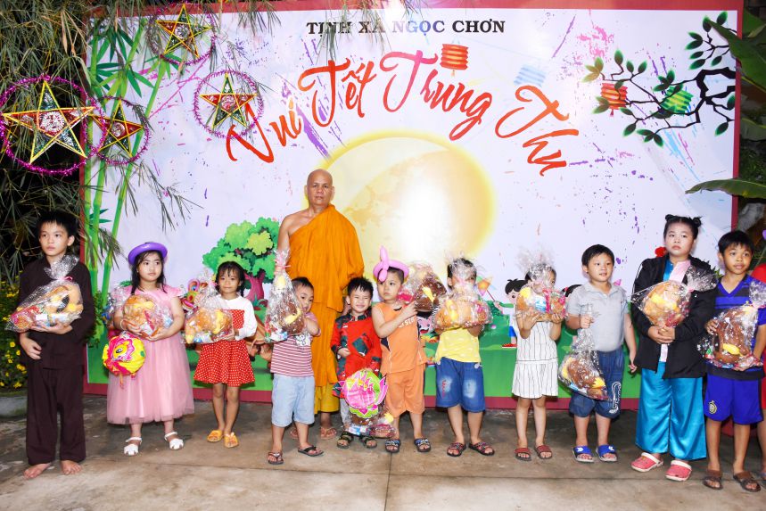 Bình Phước: Tịnh xá Ngọc Chơn tổ chức vui trung thu cho các em nhỏ tại địa phương 