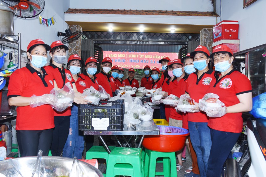 Sài Gòn: Hội Hương Từ phát cơm từ thiện 