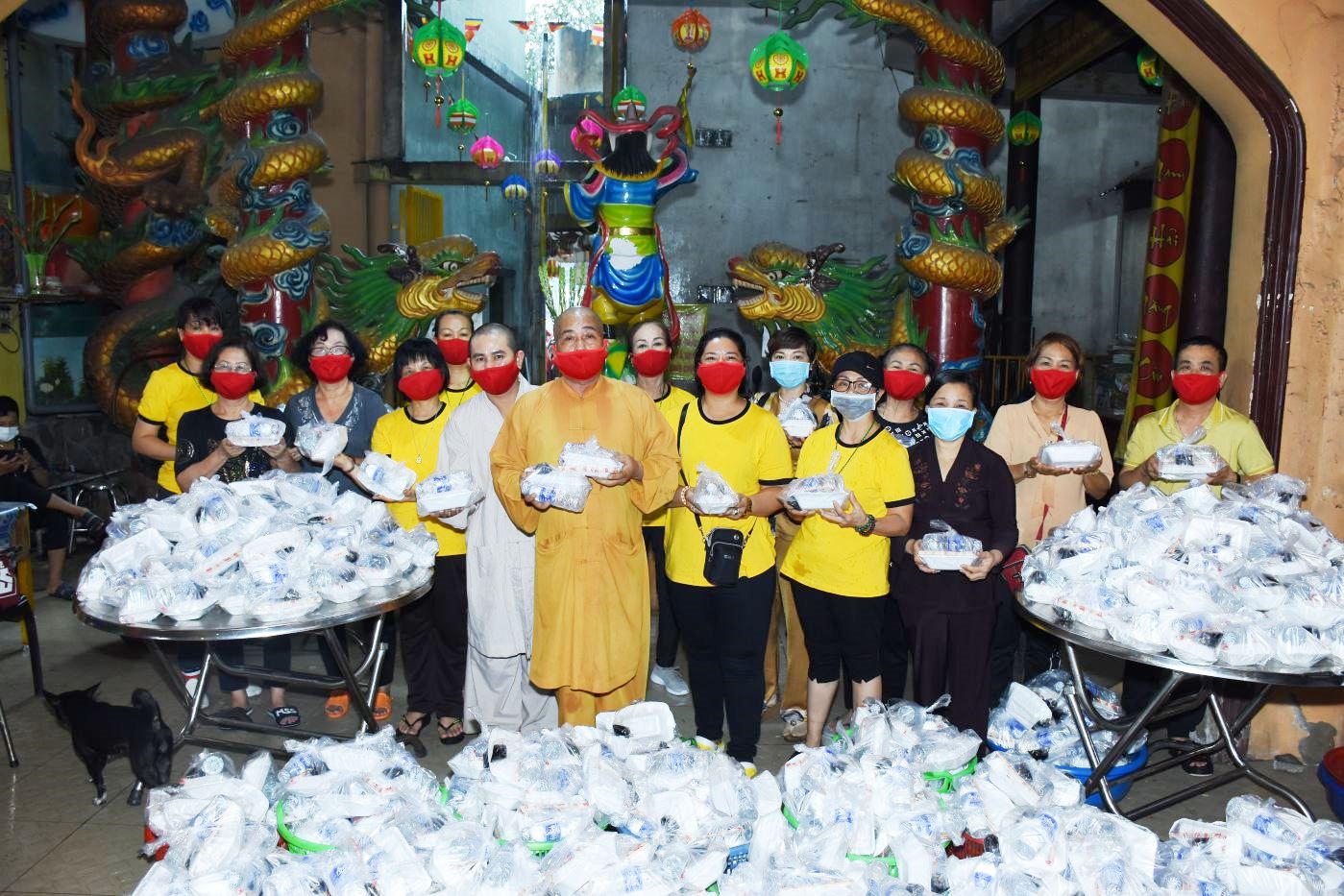 Tân Bình: Chùa Phổ Minh trao 900 suất ăn cho bà con trong mùa dịch