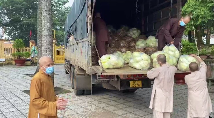 Phật giáo Bình Phước tặng 12 tấn rau củ quả đến vùng dịch Bình Dương  