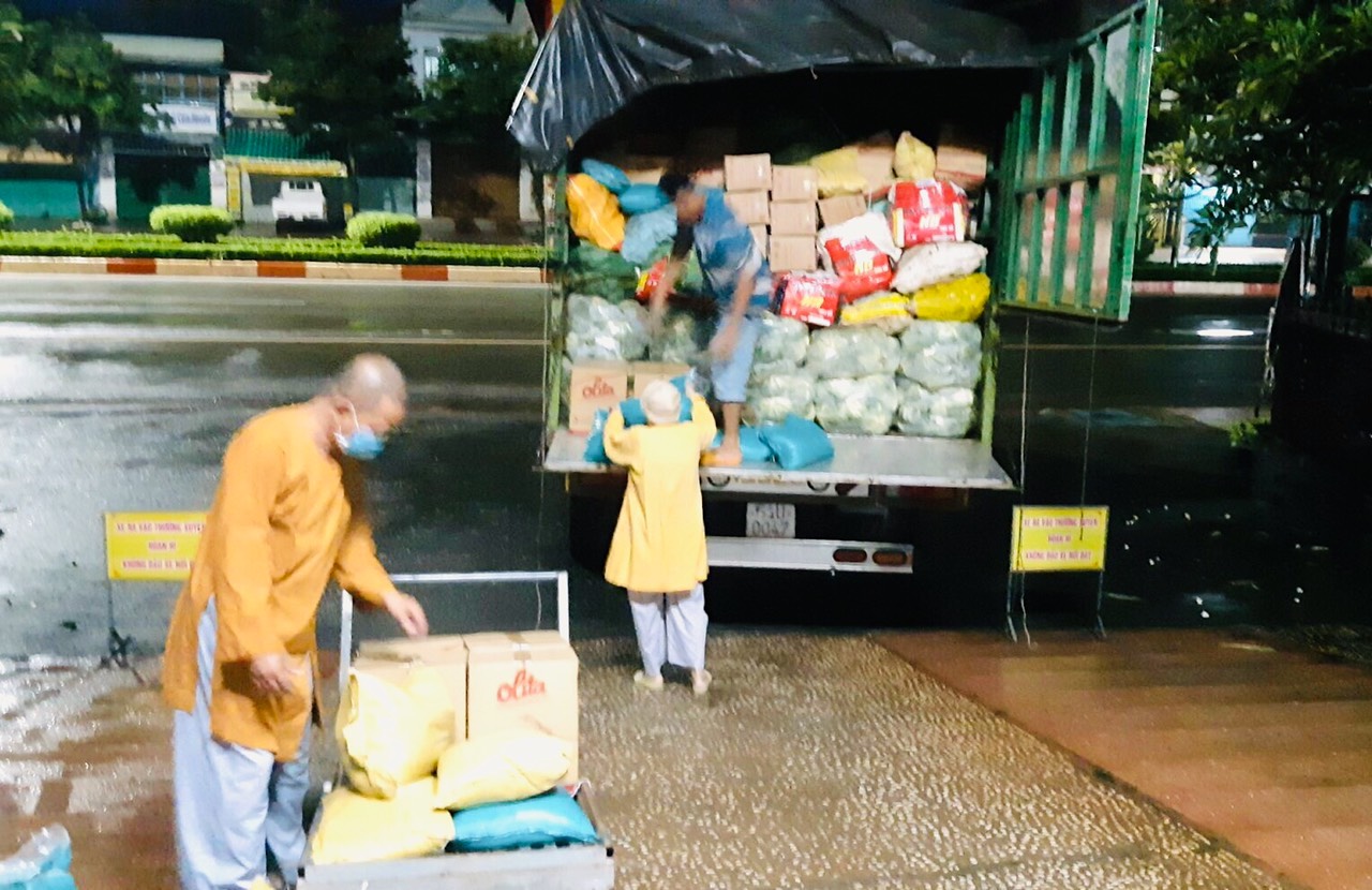 Phật giáo Bình Phước tặng 14 tấn nông sản đến Đồng Nai