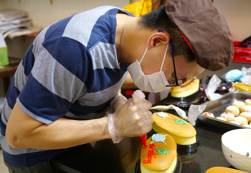 Anh Nguyễn Sỹ Hiền làm bánh tặng tuyến đầu chống dịch 