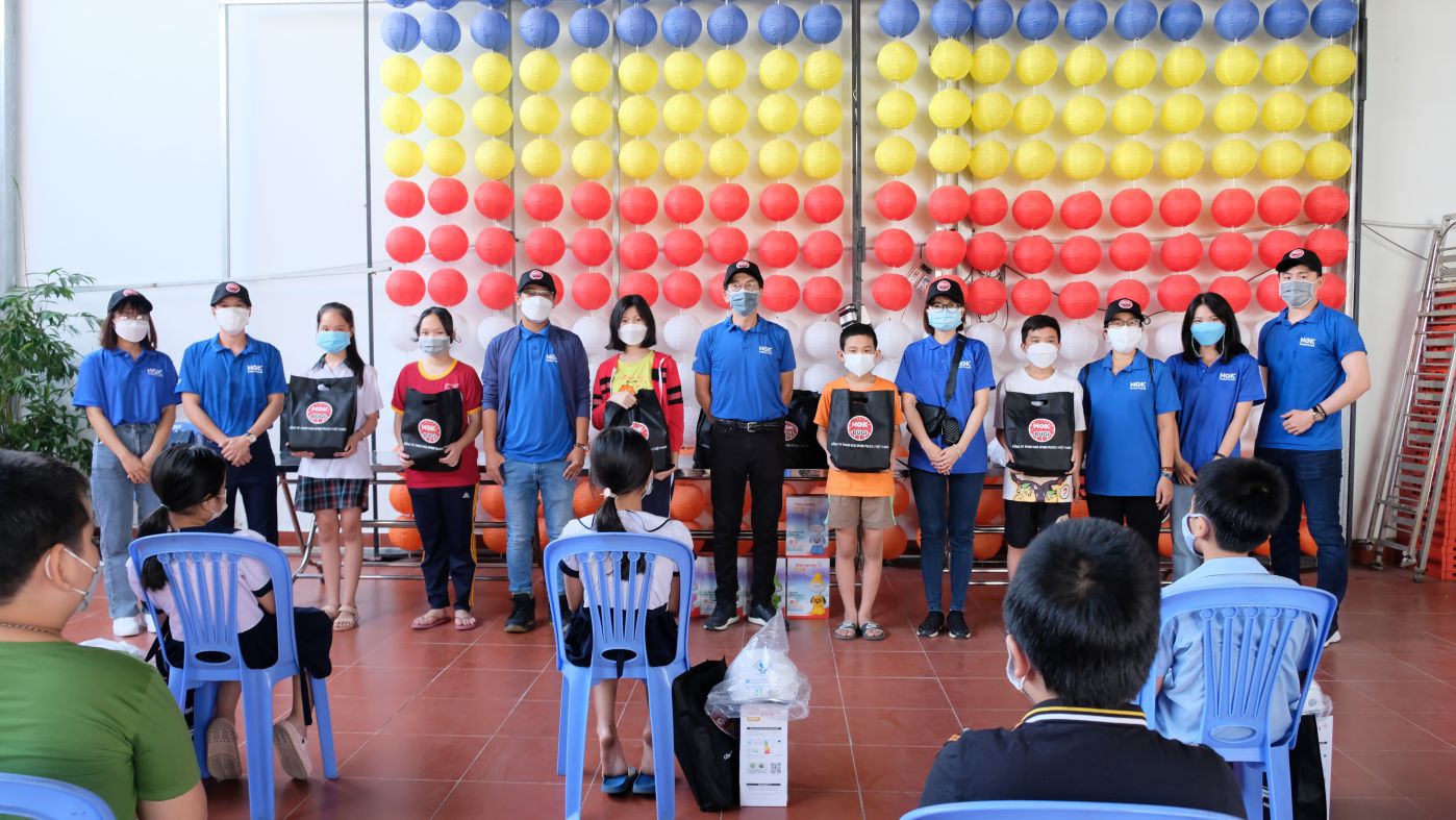Quận 7: Công ty TNHH NGK Spark Plugs (Việt Nam) phát quà từ thiện