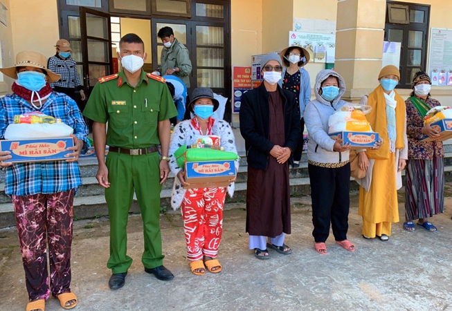 Lâm Đồng: Chư Tăng Ni tặng quà Tết 2022 tại lãnh địa 'Khỉ Ho Cò Gáy' 