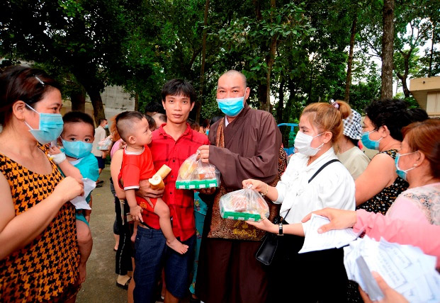 Bình Dương: Chùa Bửu Châu tặng quà tại bệnh viện đa khoa tỉnh 