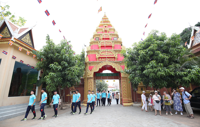 Cầu thủ U22 Việt Nam thăm chùa Wat Ounalom