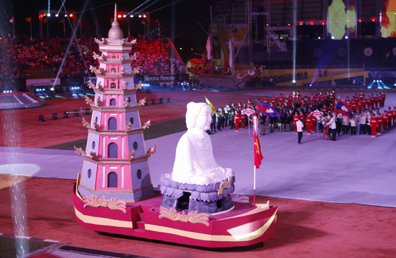 Nhớ Sea games 26 với hình ảnh Đức Phật và tháp Phước Duyên chùa Thiên Mụ của đoàn thể Việt Nam
