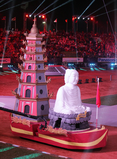 Nhớ Sea games 26 với hình ảnh Đức Phật và tháp Phước Duyên chùa Thiên Mụ của đoàn thể Việt Nam