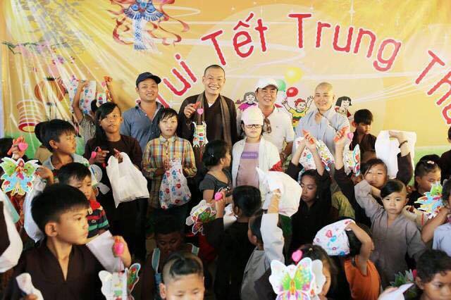 Tổ chức trao quà Trung thu tại mái ấm Linh Quang ( Đồng Nai)