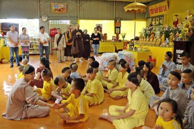 Đại đức Thích Bửu Thành cùng đoàn Phật tử đến thăm và phát quà Trung thu cho các em nhỏ tại mái ấm chùa Phật Minh ( Bến Te)