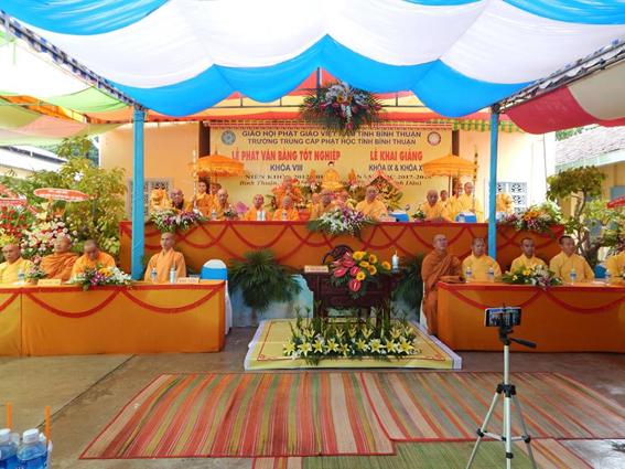 Trường TCPH Bình Thuận làm lễ tốt nghiệp, khai giảng
