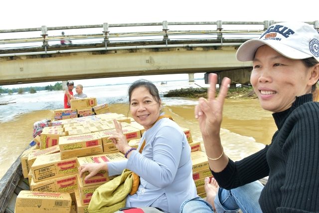 Chùa Phổ Giác tiếp tế 300 phần quà đến người dân vùng lũ tại Quảng Nam