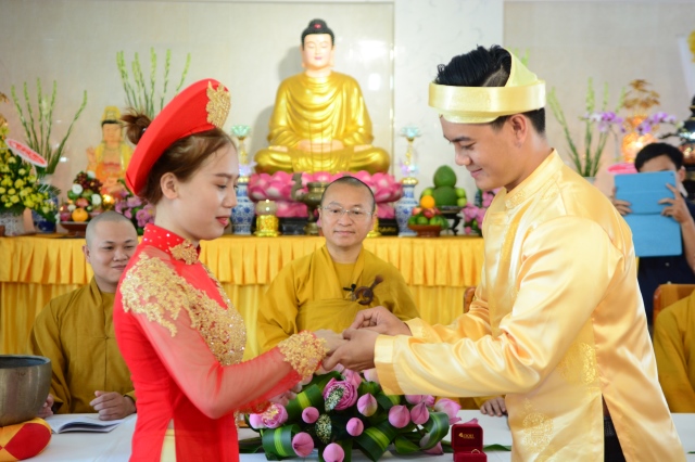 Đôi tâng lang, tân nương trao nhẫn cưới cho nhau. Lễ hằng thuận được tổ chức tại chùa.