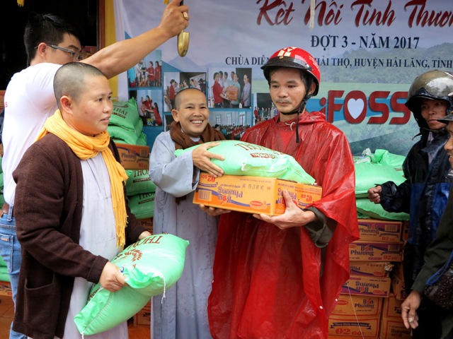 Hải Lăng: Công ty iFOSS trao quà 'Kết nối tình thương' tại chùa Diên Bình