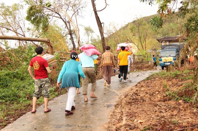 Tịnh xá Bửu Sơn cứu trợ tại Phú Yên - Khánh Hòa