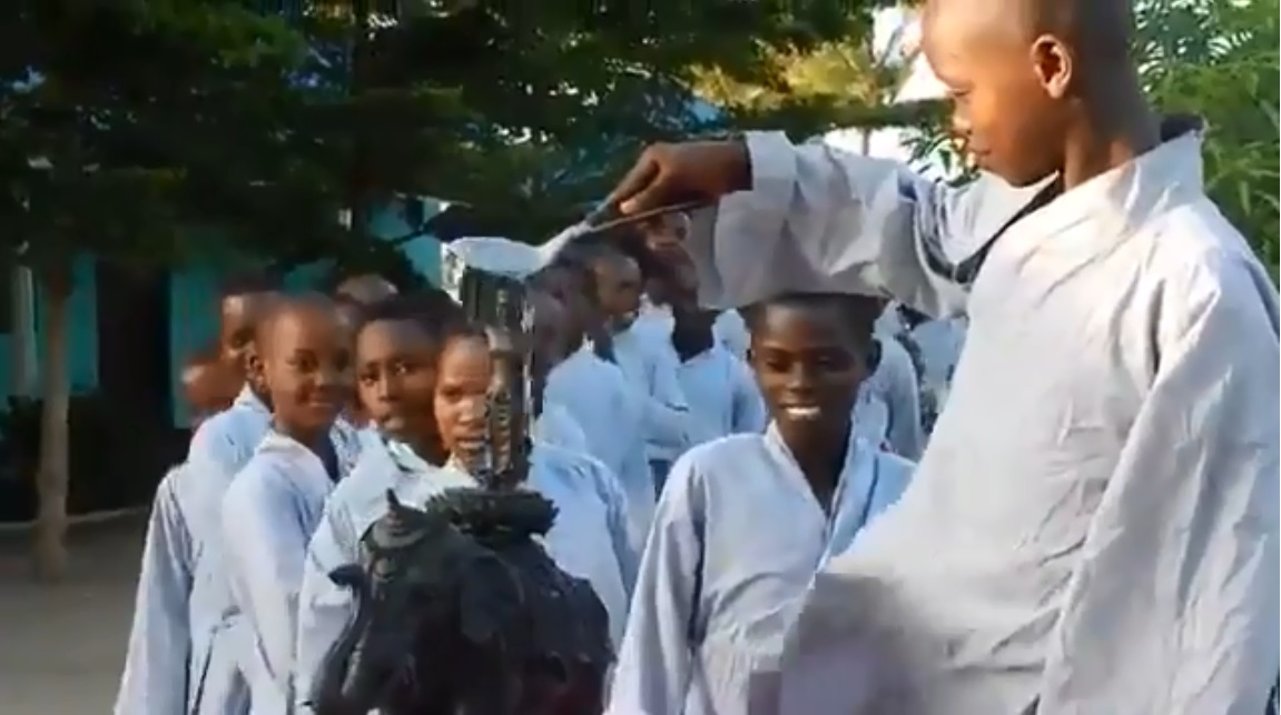 Châu Phi: Tanzania các em nhỏ hoan hỷ cùng nghi thức Tắm Phật