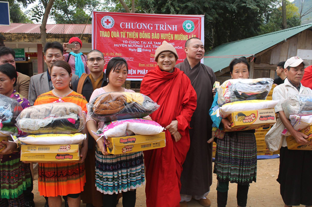 Cố Thượng tọa Thích Thiện Minh trong chuyến từ thiện cho đồng bào tại huyện Mường Lát tỉnh Thanh Hóa.