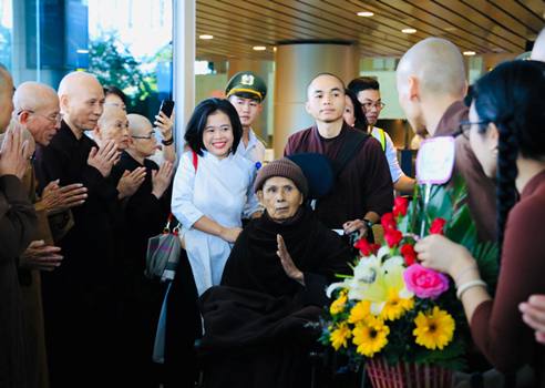 Thiền sư Thích Nhất Hạnh trở lại Việt Nam