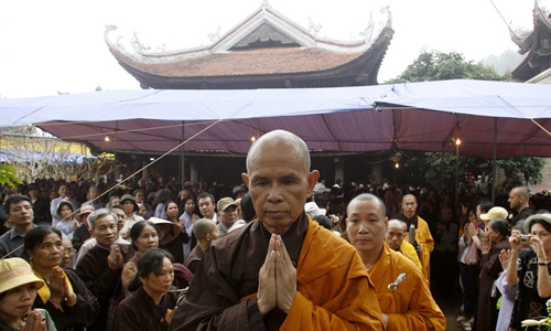 Thiền sư Thích Nhất Hạnh tại chùa Non Nước ở Sóc Sơn tháng 4/2007. Ảnh: Reuters. 
