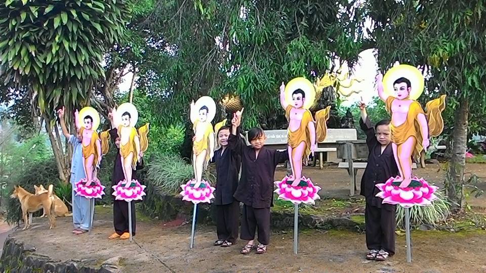 Tượng Phật đản sanh 3D tôn trí Đại lễ Phật đản 2019: cổng chào Phật đản tại tư gia, cổng chào Phật đản tại chùa