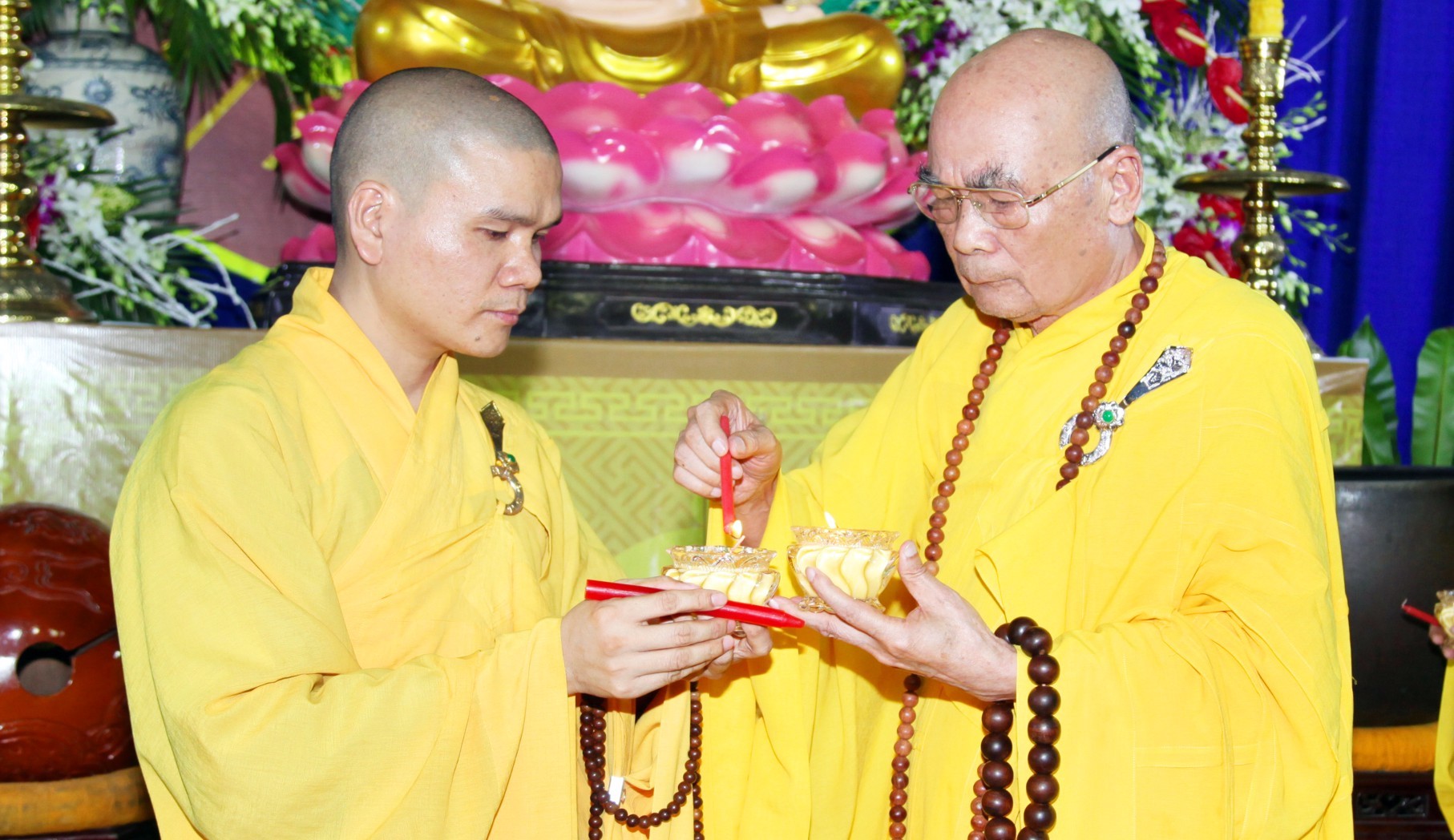 Đại đức Thích Quảng Duy trụ trì chùa Phước Viên (Tân Hiệp, Biên Hòa, Đồng Nai) tiếp nến từ cố HT.Thích Quang Đạo tại buổi lễ Vía Đức Phật thành đạo năm 2017.