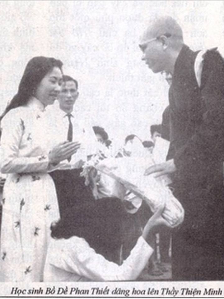 Học sinh trường Bồ Đề, Phan Thiết dâng hoa lên Thầy Thiện Minh