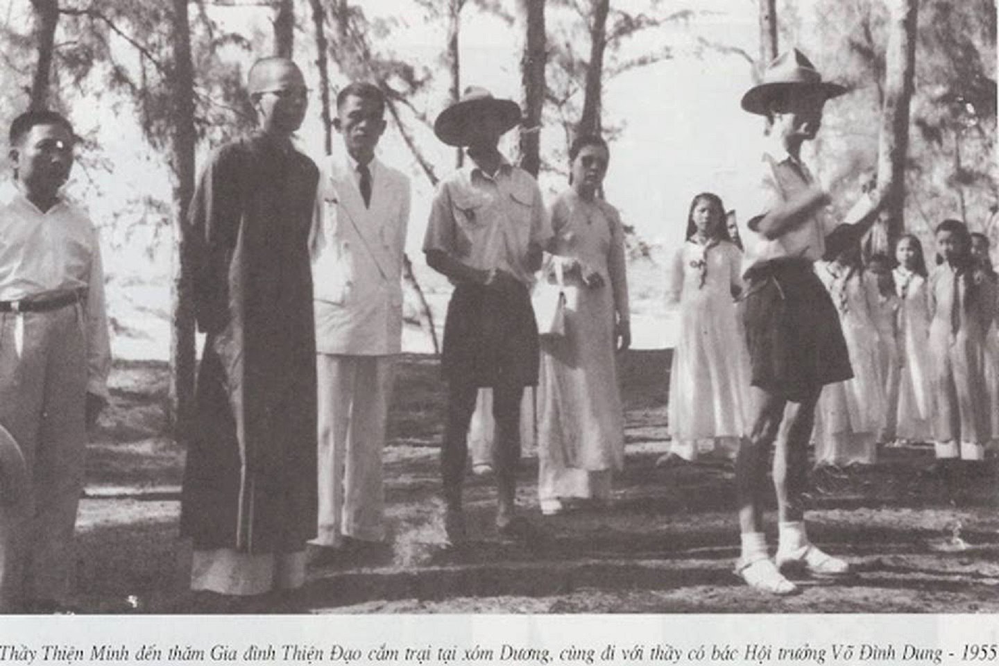 Thầy Thiện Minh đến thăm gia đình Thiện Đạo cắm trại tại xóm Dương, cùng đi với Thầy có bác hội trưởng Võ Đình Dung - 1955