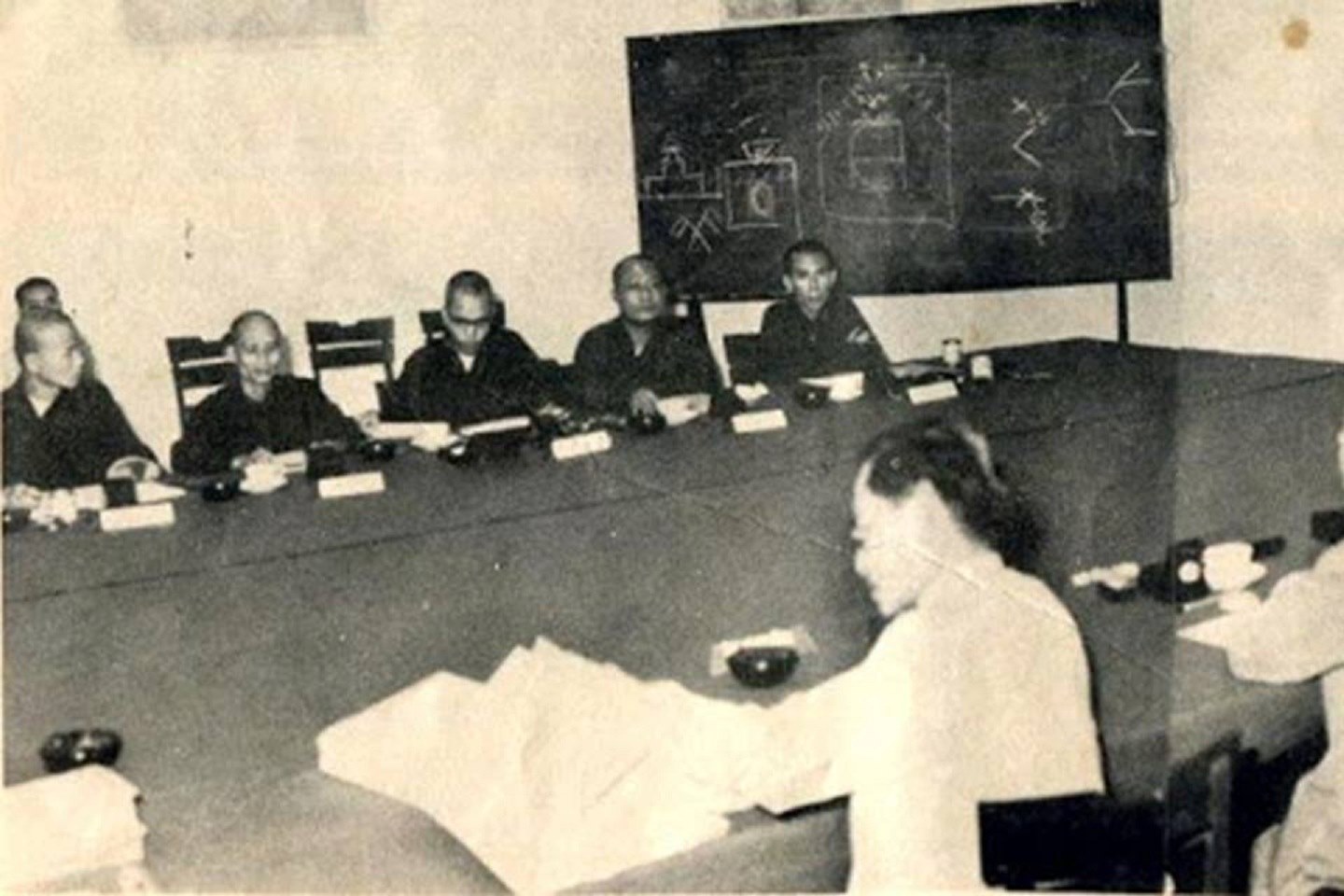 Thượng Tọa Thiện Minh và phái đoàn Ủy Ban Liên Phái trong cuộc họp với Ủy Ban Liên Bộ tại hội trường Diên Hồng năm 1963.