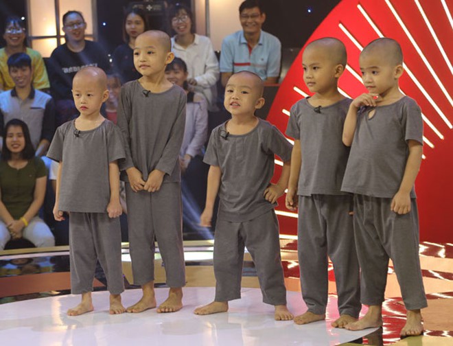Hình ảnh 5 chú tiểu dễ thương mà gia đình 'Tịnh thất Bồng Lai' tại chương trình Thách Thức Danh Hài.