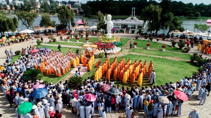 Đại lễ Phật đản Vesak Phật lịch 2563 tại TP.Đà Lạt trên hồ Xuân Hương.