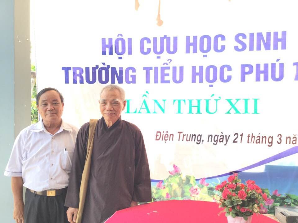 Tác giả cùng bạn học tại buổi họp lớp Hội cựu học sinh trường Tiểu Học Phú Thọ quận Điện Bàn tỉnh Quảng Nam.
