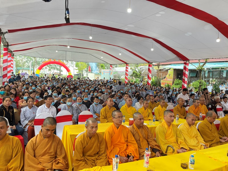 Quý Chư tôn đức Tăng chứng minh cùng Hàng ngàn Phật tử các giới tham dự