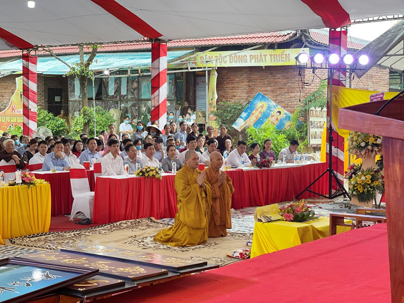 ĐĐ.Thích Đồng Phát tân trụ trì chùa Hưng Khánh quỳ trước dâng lời phát nguyện nhận nhiệm vụ
