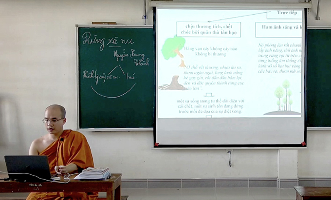Thầy Minh Giải trong một bài giải sử dụng phương pháp trình chiếu cho học sinh khóa 2. Ảnh: Nhân vật cung cấp