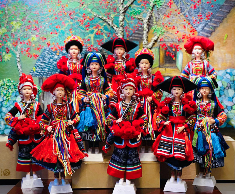 Họa sĩ Nguyễn Hoàng Anh chế tác hàng nghìn trang phục dân tộc cho búp bê