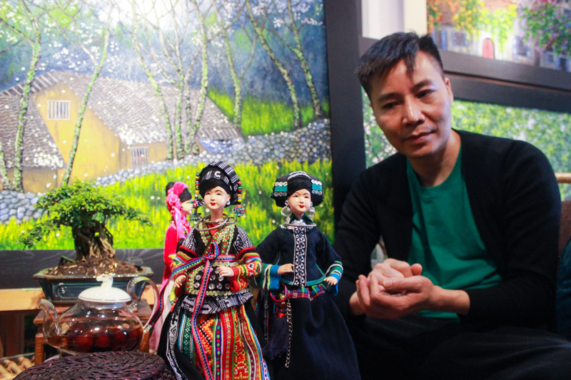 Họa sĩ Nguyễn Hoàng Anh chế tác hàng nghìn trang phục dân tộc cho búp bê