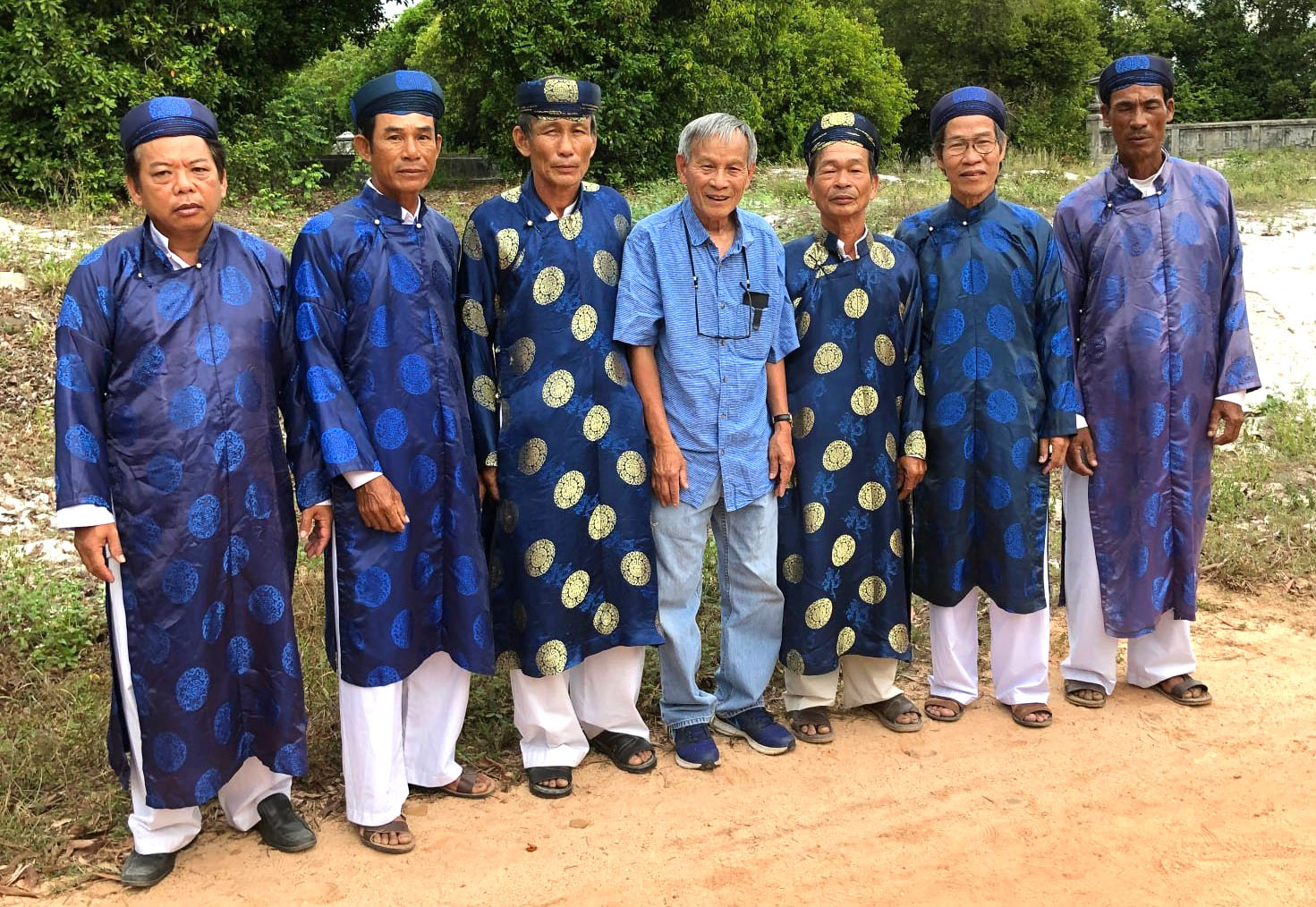 Người làng Cu Hoan trong trang phục áo dài khăn đóng chụp ảnh cùng tác giả Cầm Lê (đứng giữa) trong ngày hội ngộ thăm quê hương.