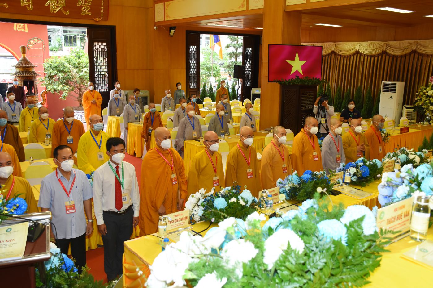 Trang nghiêm chào Đạo kỳ, quốc kỳ trước khi bước vào phiên trù bị Đại hội khóa X, nhiệm kỳ 2021-2026 Phật giáo quận 6