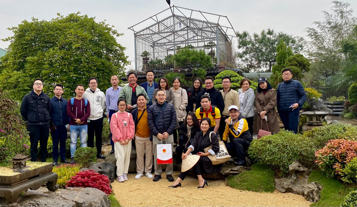 Các đại biểu thanh niên hào hứng đến thăm mô hình du lịch nông nghiệp kết hợp trải nghiệm tại Hà Nội trong khuôn khổ Chương trình KCCP