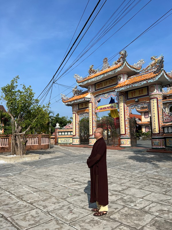 Tác giả trong một lần về thăm chùa An Bằng
