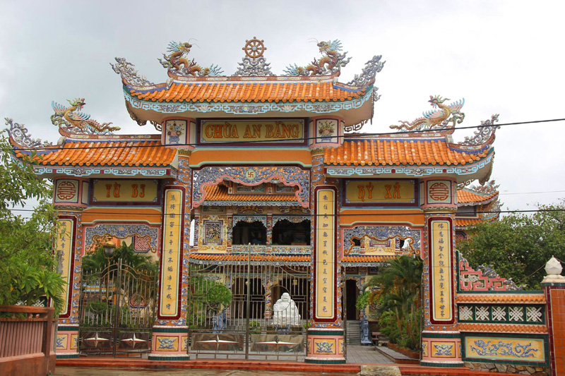 Cổng tam quan chùa An Bằng