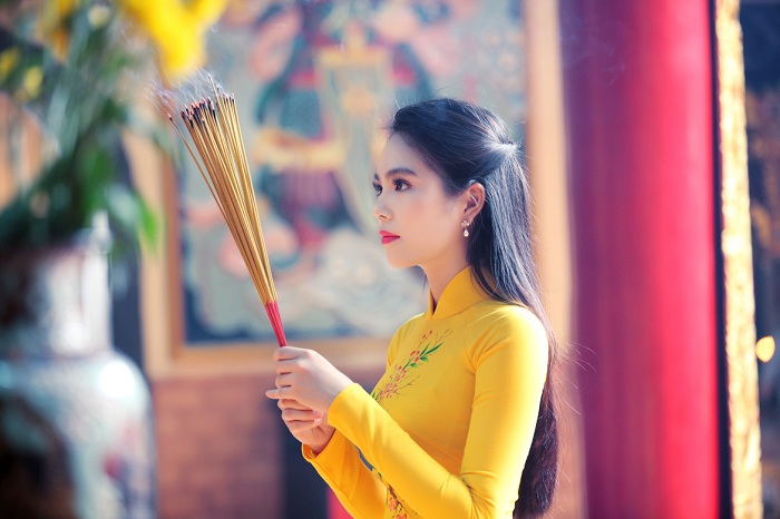 Bên cạnh đó, như cô gái này đang thắp hương khấn nguyện trong trang phục áo dài nét đẹp cổ truyền văn hóa Việt