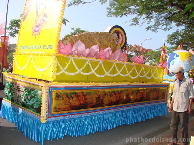Cách trang trí xe hoa Phật đản đẹp